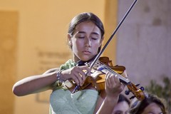 Dalle barche dei migranti nasce la musica: a Molfetta il debutto pugliese del «Violino del mare»