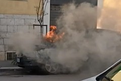 Divampa un incendio per strada: danneggiata una Ford Focus