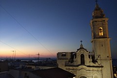 Risplende la bellezza del campanile di San Pietro illuminato nelle serate molfettesi