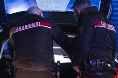 Tentano di rubargli l'auto, prende la pistola e spara: ladri in fuga