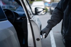 Si distrae in auto e viene derubato del proprio borsello in via Enrico De Nicola