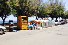 Garantito il porta a porta, ma il resto della città vive nell'immondizia