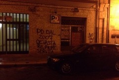 Muri imbrattati accanto alla sede del Pd