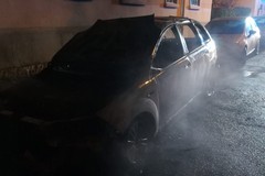 Rogo in via Verdi: un'auto distrutta dal fuoco, due danneggiate