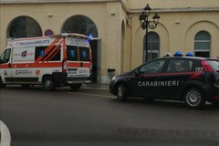 Donna tenta di scendere sui binari al passaggio del treno: intervengono i Carabinieri