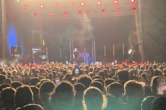 Bagno di folla a Molfetta per il concerto di Fabri Fibra