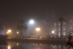 La nebbia avvolge Molfetta la sera di Natale