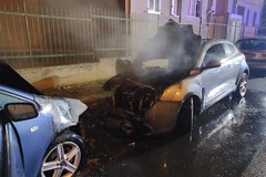 Nuovo anno e due auto in fiamme: l'incendio in via San Pio X