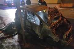 Divampa un incendio in piena notte, distrutta una Peugeot 107