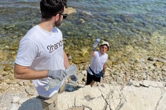 I volontari di 2hands Molfetta operativi alla spiaggia "La Bussola" di Molfetta