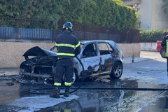 Auto prende fuoco mentre è in marcia: illeso il conducente