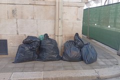 A Molfetta, nei pressi di via D'Azeglio, spuntano sacchi neri per i rifiuti