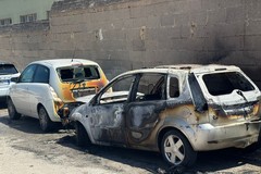 Due autovetture in fiamme nel parcheggio dell'ospedale di Molfetta