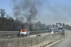Auto prende fuoco sulla SS16 bis all'altezza di Molfetta
