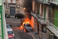 Panico in via Lamarmora, auto in sosta prende fuoco all'improvviso