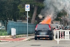 Auto a fuoco davanti alla scuola primaria Scardigno