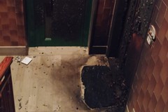 Raid incendiario a Molfetta, a fuoco la porta d'ingresso di un'abitazione