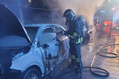 Inferno di fuoco nella notte, le fiamme colpiscono quattro auto