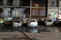 Inferno di fuoco in via Amato: quattro veicoli in fiamme, danni ingenti