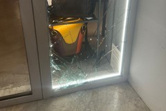 Tentano furto alla Boutique Corso Umberto, messi in fuga dall'allarme