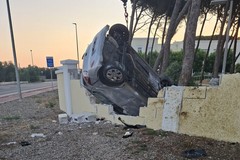 Salta la rotatoria sulla Molfetta-Terlizzi e si schianta contro un muro