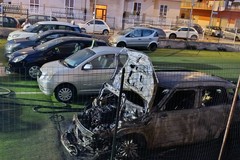 Parte il rogo e si estende nell'atrio della rivendita di auto: grande spavento per i residenti