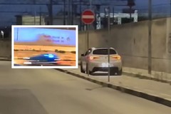 Scappa in auto invadendo la ciclabile: denunciato. Era senza patente
