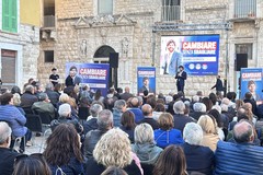 Piazza Municipio gremita per Logrieco: «Cambiare senza sbagliare, Molfetta ha bisogno di sviluppo e rilancio economico»