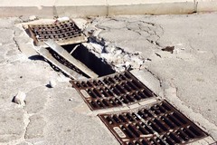 Pericolo tra via Ruvo e via Salvucci: tombini divelti e buco nell'asfalto