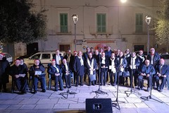 L'atmosfera del Natale risuona a piazza Paradiso grazie all'associazione Auser