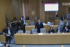 Tensione in Consiglio comunale: la minoranza abbandona l'aula. Sospensione, poi la ripresa
