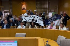 Striscione di Fratelli d'Italia contro l'amministrazione: «Staccate la spina»
