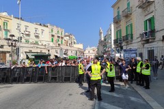 Il caldo non ferma l'entusiasmo: fan già in fila per la prima serata di Battiti Live