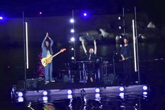 Battiti Live, magia a Molfetta: Giuliano Sangiorgi canta "Estate" dal mare