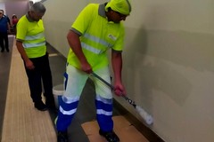 Murales nel sottopasso della stazione di Molfetta: scritte rimosse