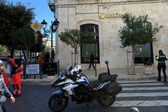 Tenta rapina in banca a Molfetta, fugge a mani vuote: preso all'uscita