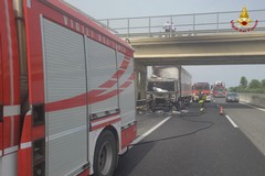 Tir in fiamme sull’A14 tra Molfetta e Bitonto: chiuso il tratto di autostrada