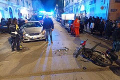 Violento scontro fra auto e scooter in corso Fornari, centauro al Policlinico