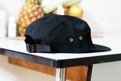 Come nasce un cappello snapback: materiali, produzione e design