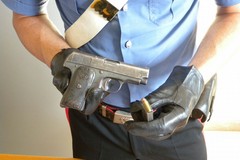 Pistola clandestina nascosta in casa: arrestato un 46enne