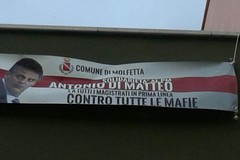 Molfetta contro le mafie: striscione a sostegno del PM Antonio di Matteo