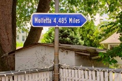 Un cartello per ricordare la distanza da Molfetta: l'idea di un molfettese d'America