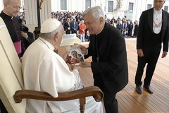 Mons. Cornacchia dona un libro su don Tonino a Papa Francesco