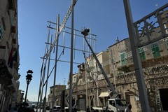 In corso il montaggio delle luminarie per la festa patronale di Molfetta