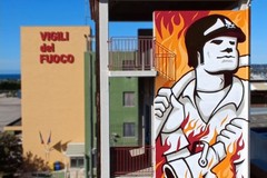 Un murales colora la caserma dei Vigili del fuoco a Molfetta