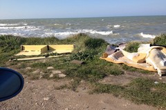 Litorale di ponente: rifiuti, muretti a secco crollati e spiaggia inesistente