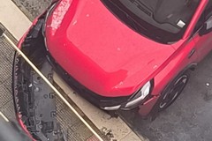 Auto contro un portone in Via Padre Pio da Pietrelcina