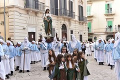 Infiniti sguardi sulla processione del Sabato Santo a Molfetta - FOTO