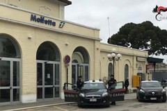 In due sulla bici elettrica con la droga. Preso un 18enne, si cerca il complice