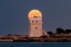 La luna che "si immerge" a Torre Calderina: uno spettacolo magico a Molfetta